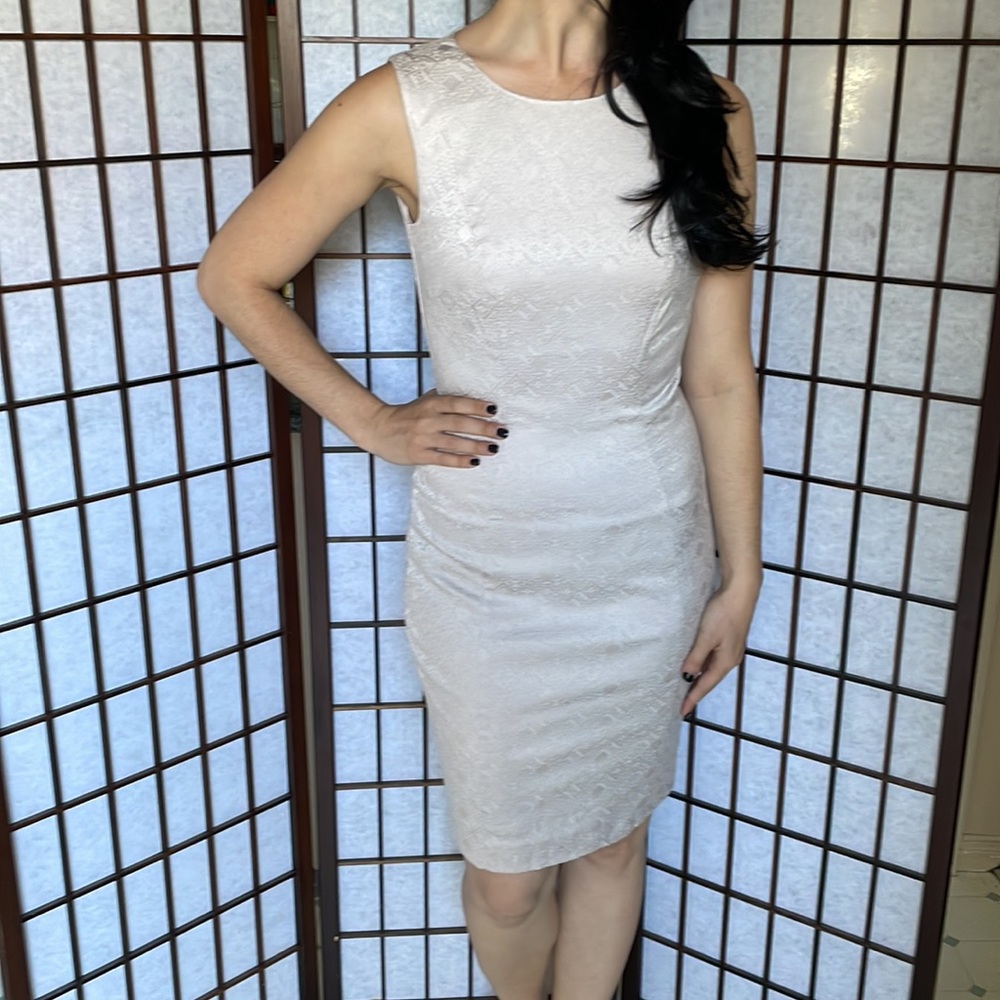 Structured dress with peak-hole key back